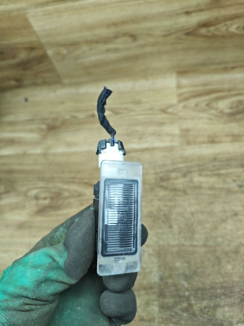 подсветка номера Lada Vesta 1 поколение 2017, 1.6 л., бензин, МКПП, седан, 1113-3717-010 - фото №1