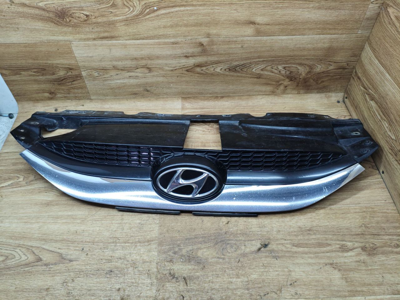 решетка радиатора Hyundai ix35 1 поколение 2012, 2.0 л., G4KD, бензин, МКПП, внедорожник 5 дв., передний привод, 86351-2Y000 - фото №1