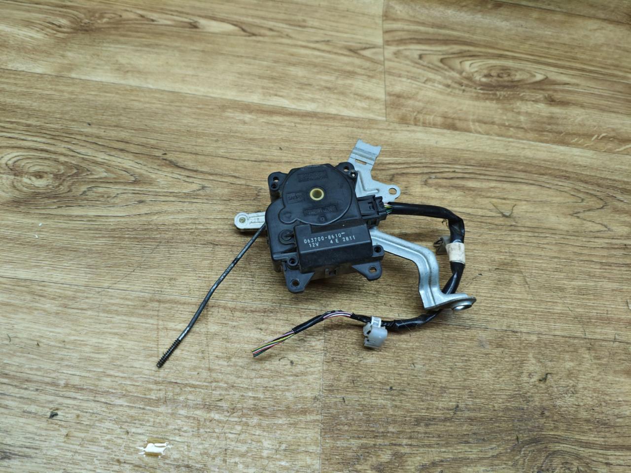моторчик заслонки печки Toyota Avensis Verso 1 поколение 2003, 2.0 л., дизель, МКПП, минивэн, 063700-8610 - фото №1