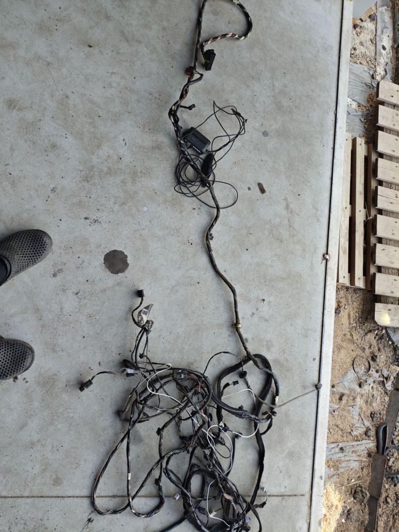 проводка салона Renault Duster 1 поколение 2012, 2.0 л., F4R 403, бензин, АКПП, внедорожник 5 дв., передний привод, 241637182R - фото №1