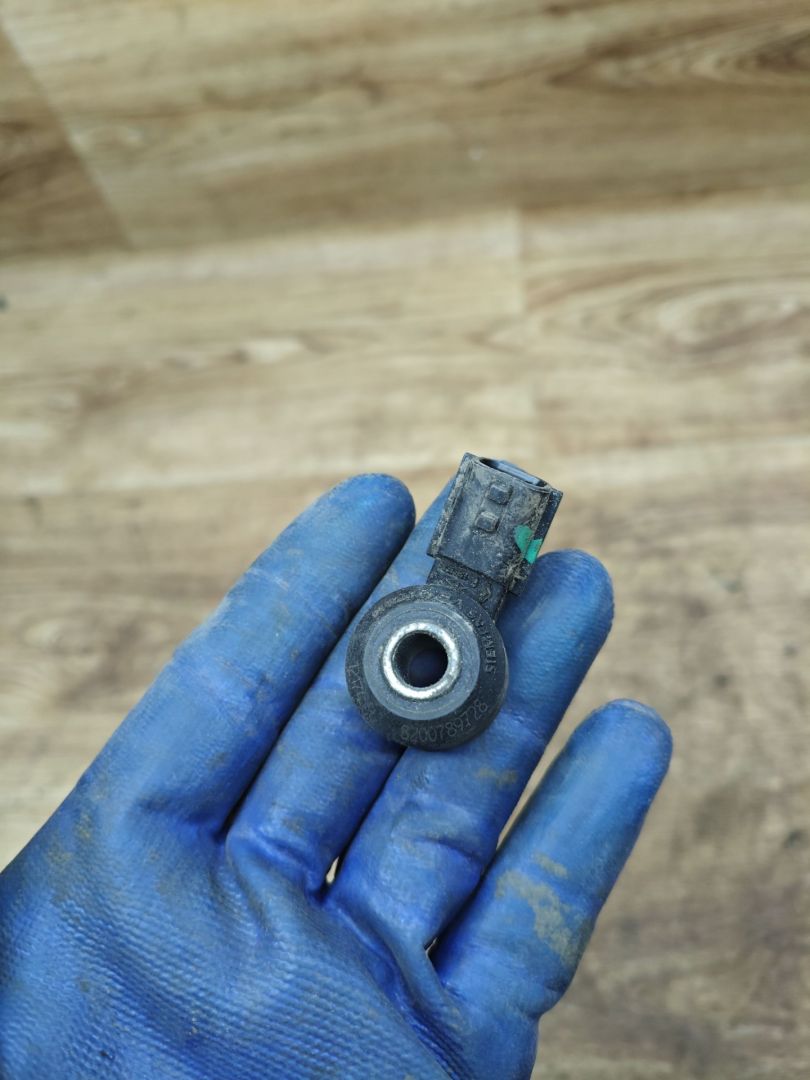 датчик детонации Renault Duster 1 поколение 2012, 2.0 л., F4R 403, бензин, АКПП, внедорожник 5 дв., передний привод, 8200789728 - фото №1