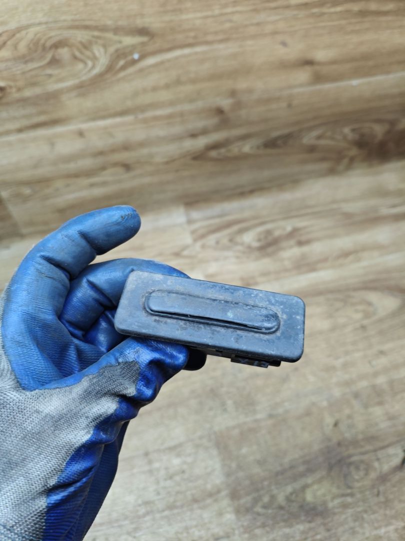 кнопка открытия багажника Peugeot 208 1 поколение 2012, 1.2 л., бензин, МКПП, хетчбэк 3 дв. - фото №1