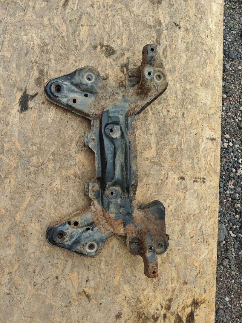 балка подвески передняя (подрамник) Peugeot 208 1 поколение 2012, 1.2 л., бензин, МКПП, хетчбэк 3 дв. - фото №1