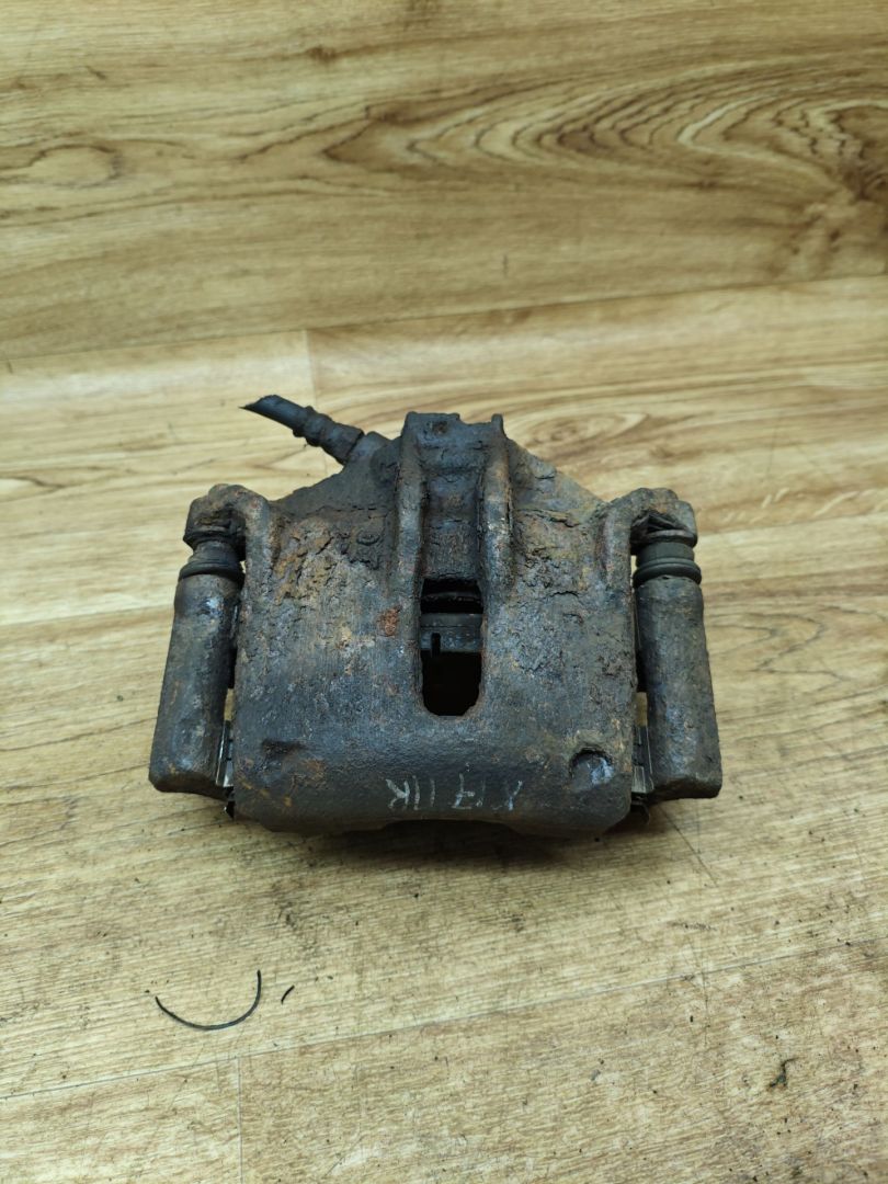 суппорт передний правый Peugeot 208 1 поколение 2012, 1.2 л., бензин, МКПП, хетчбэк 3 дв. - фото №1