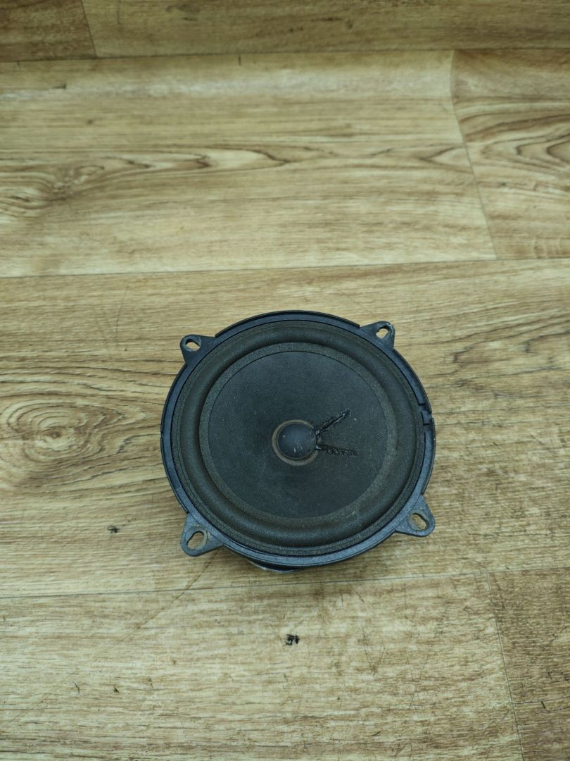 динамик двери Renault Duster 1 поколение 2012, 2.0 л., F4R 403, бензин, АКПП, внедорожник 5 дв., передний привод - фото №1