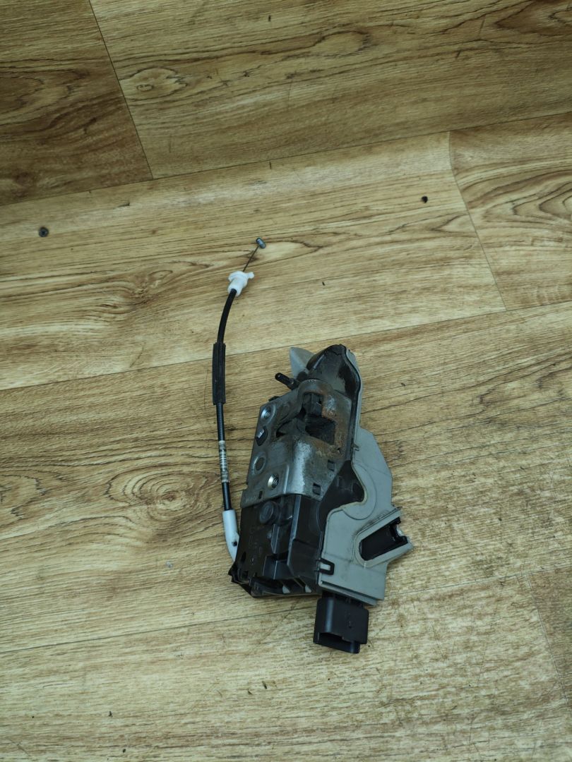 замок двери передней левой Peugeot 208 1 поколение 2012, 1.2 л., бензин, МКПП, хетчбэк 3 дв., 9688079780 - фото №1