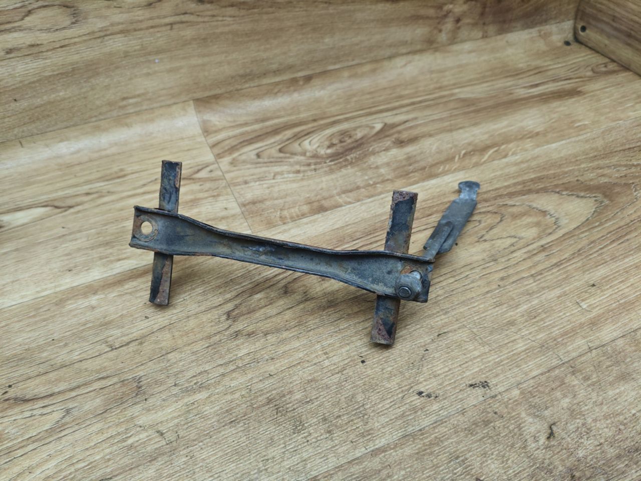 крепление аккумулятора Lada Vesta 1 поколение 2017, 1.6 л., бензин, МКПП, седан - фото №1