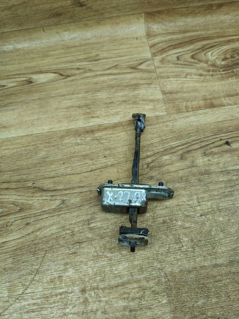 ограничитель открывания двери Hyundai ix35 1 поколение 2012, 2.0 л., G4KD, бензин, МКПП, внедорожник 5 дв., передний привод - фото №1