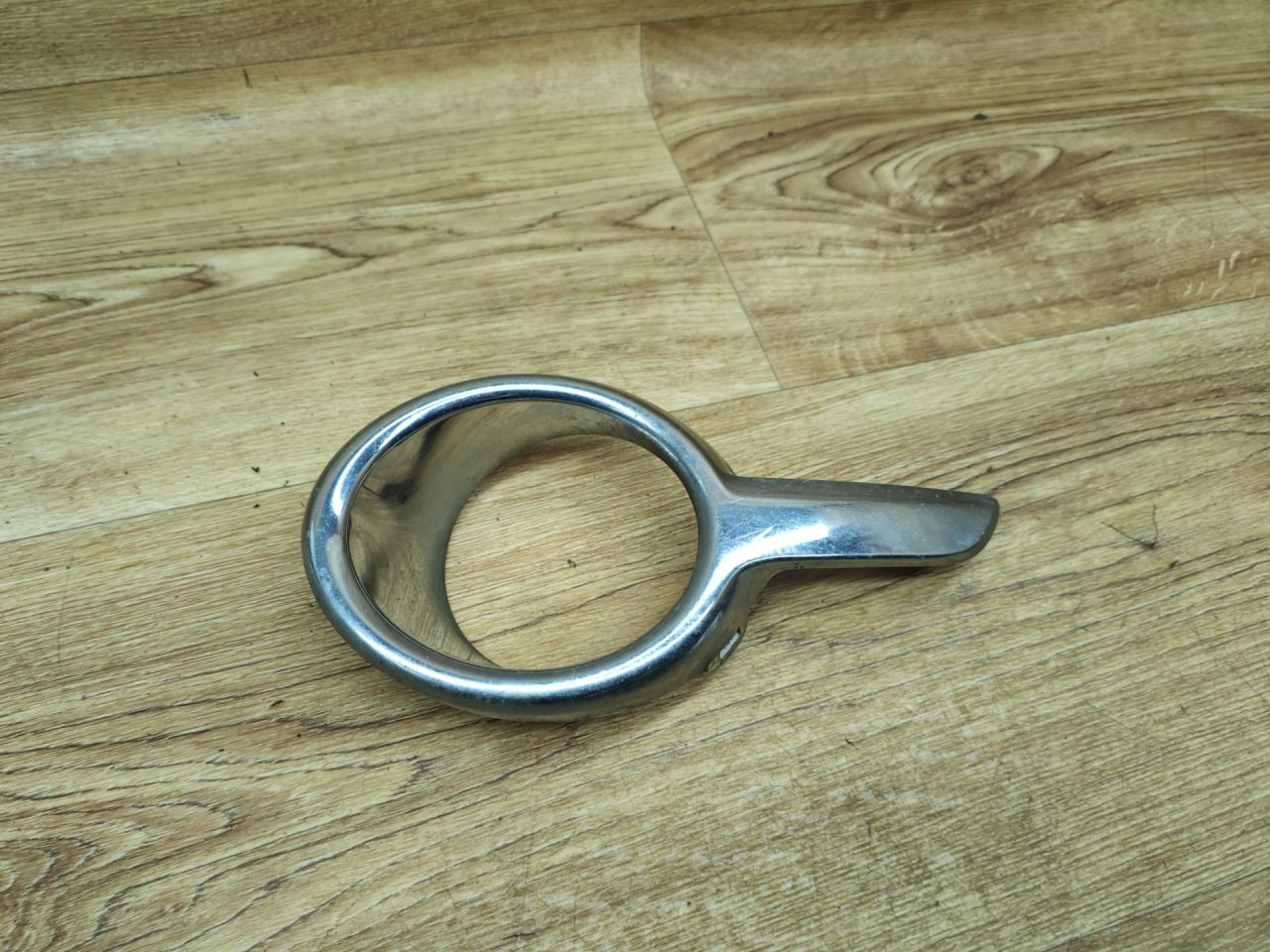 рамка фары противотуманной левой Peugeot 208 1 поколение 2012, 1.2 л., бензин, МКПП, хетчбэк 3 дв., 9673233377, 9673233177 - фото №1