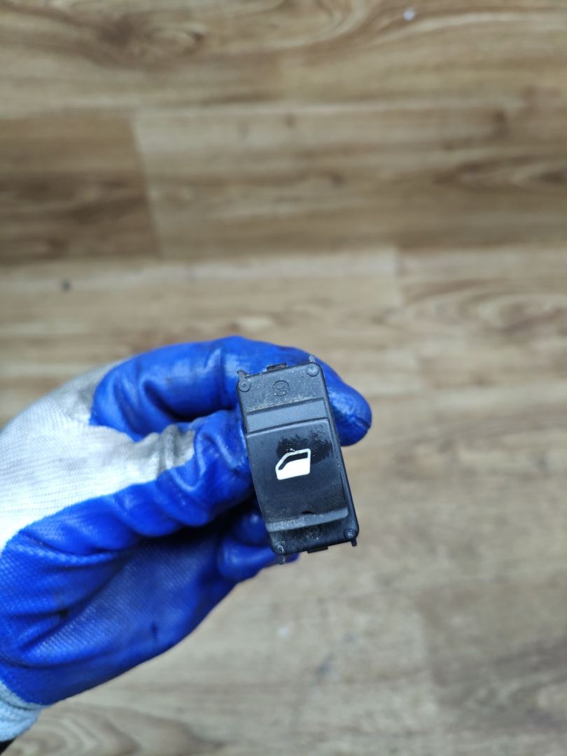 кнопка стеклоподъемника двери Peugeot 208 1 поколение 2012, 1.2 л., бензин, МКПП, хетчбэк 3 дв., 96758250ZD - фото №1