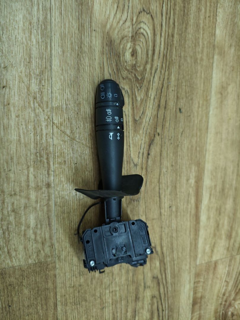 переключатель поворотов Renault Duster 1 поколение 2012, 2.0 л., F4R 403, бензин, АКПП, внедорожник 5 дв., передний привод - фото №1