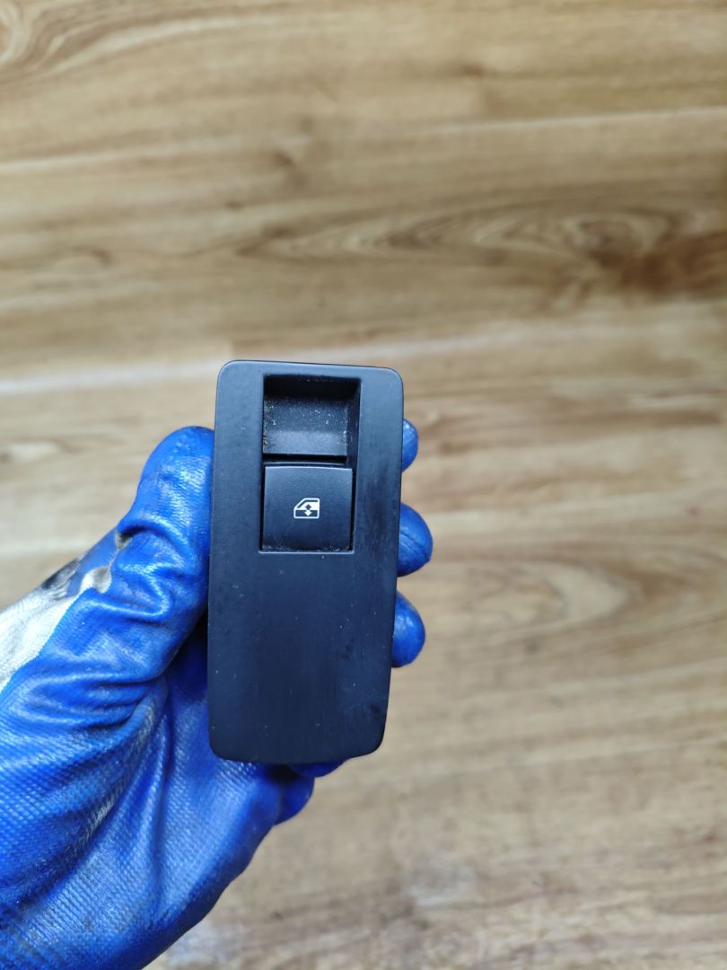 кнопка стеклоподъемника двери задней Opel Insignia 1 поколение (A) 2008, 2.0 л., A 20 DTH, дизель, МКПП, седан, 13301888 - фото №1