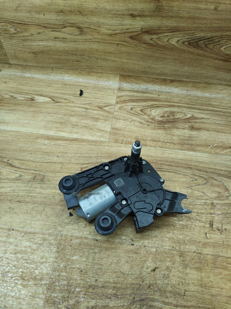 моторчик заднего стеклоочистителя (дворника) Peugeot 208 1 поколение 2012, 1.2 л., бензин, МКПП, хетчбэк 3 дв., 9673251380 - фото №1