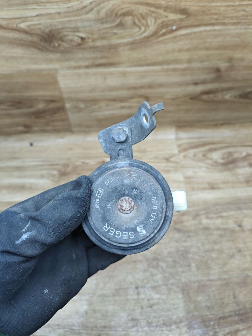 сигнал (клаксон) Renault Duster 1 поколение 2012, 2.0 л., F4R 403, бензин, АКПП, внедорожник 5 дв., передний привод, 256104007R - фото №1