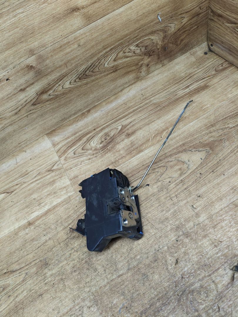 замок двери передней левой Lada Vesta 1 поколение 2017, 1.6 л., бензин, МКПП, седан, 8450007735 - фото №1