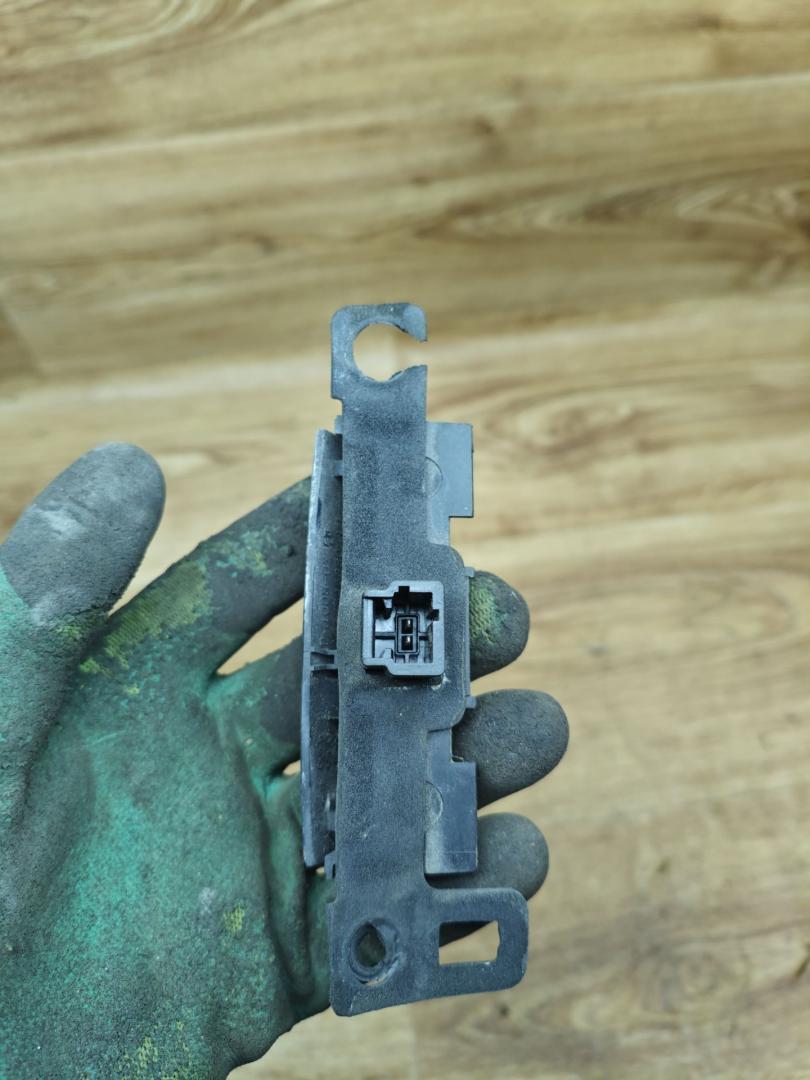 кнопка открытия багажника Peugeot 5008 1 поколение 2011, 1.6 л., дизель, МКПП, минивэн, 9638615777 - фото №1