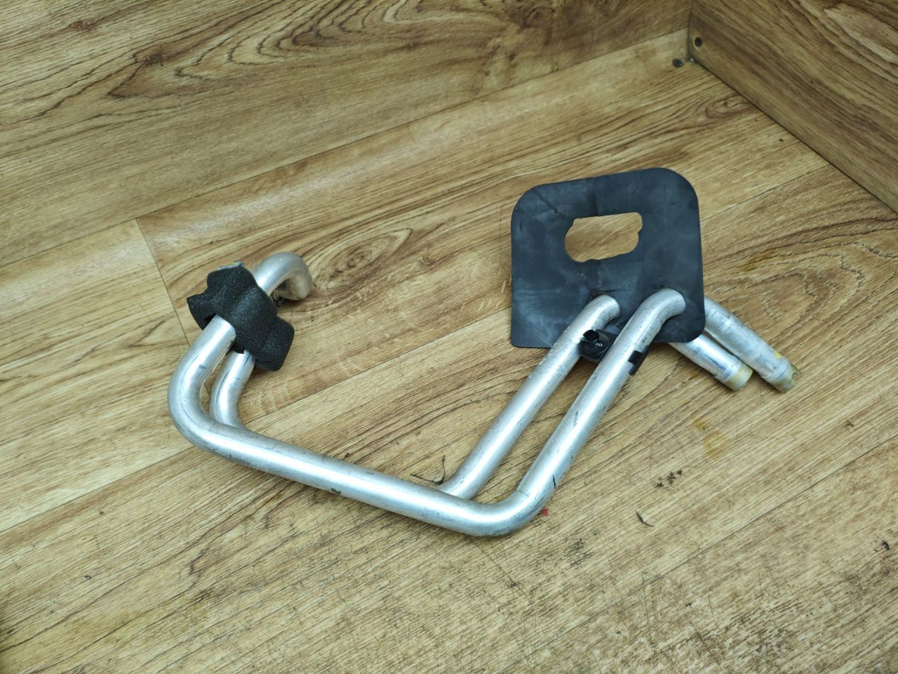 патрубок отопителя (печки) Land Rover Range Rover Evoque L538 2012, 2.2 л., 224DT, дизель, МКПП, внедорожник 5 дв. - фото №1