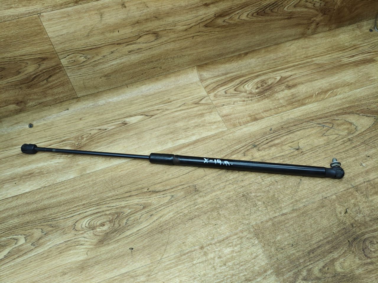 амортизатор капота Renault Duster 1 поколение 2012, 2.0 л., F4R 403, бензин, АКПП, внедорожник 5 дв., передний привод, 654712943R - фото №1