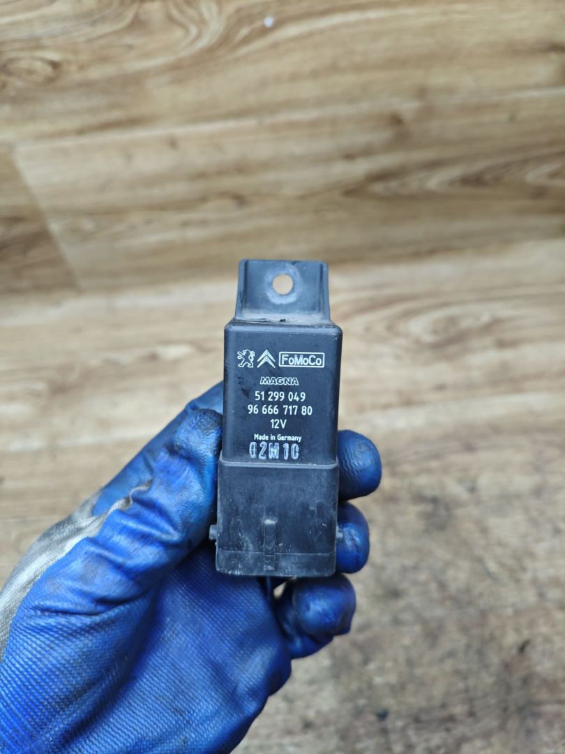 реле накала свечей Peugeot 3008 1 поколение 2011, 1.6 л., дизель, МКПП, внедорожник 5 дв., 9666671780, 51299049 - фото №1