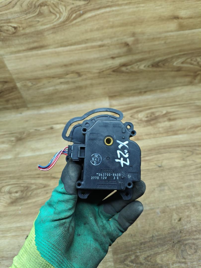 моторчик заслонки печки Toyota Avensis Verso 1 поколение 2003, 2.0 л., дизель, МКПП, минивэн, 063700-8600 - фото №1