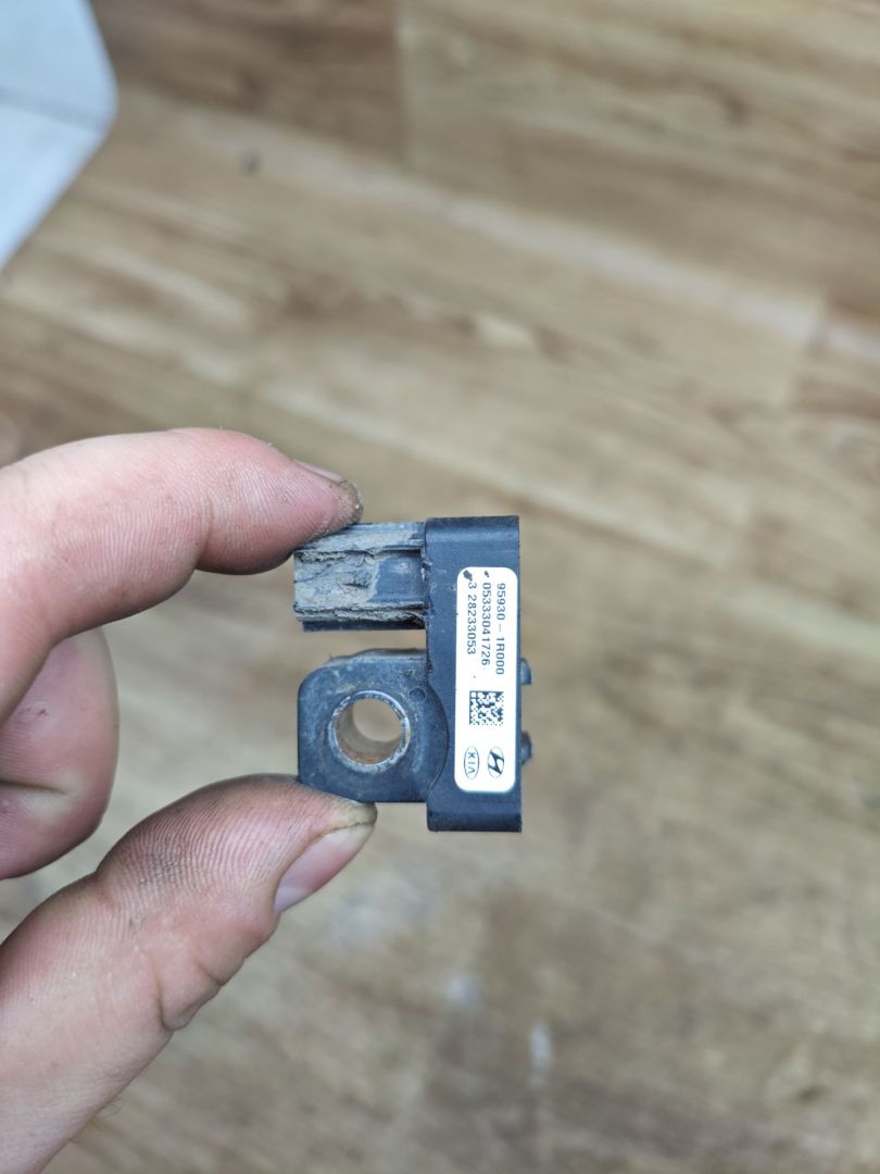 датчик удара Hyundai Solaris 1 поколение 2013, 1.6 л., G4FC, бензин, АКПП, седан, 95930-1R000 - фото №1