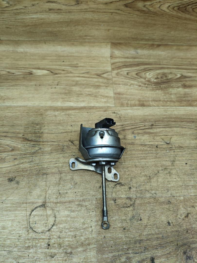 клапан управления турбиной (актуатор) Peugeot 5008 1 поколение 2011, 1.6 л., дизель, МКПП, минивэн - фото №1