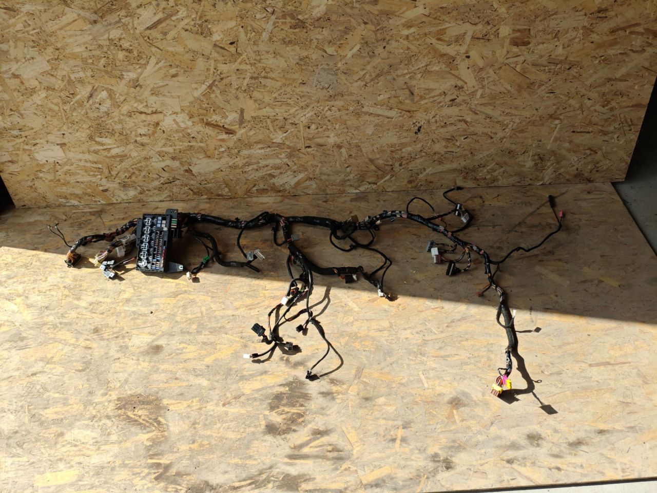 блок предохранителей Lada Vesta 1 поколение 2017, 1.6 л., бензин, МКПП, седан, 8450008775 - фото №1