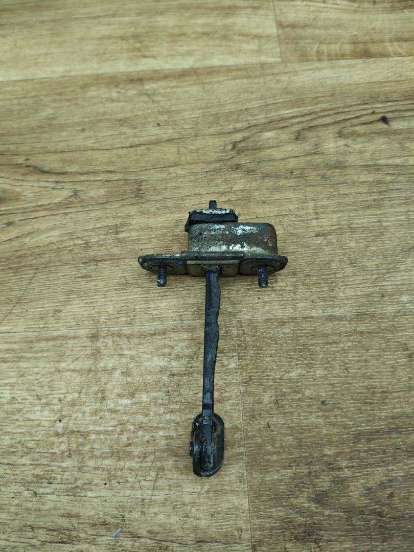 ограничитель открывания двери Hyundai ix35 1 поколение 2012, 2.0 л., G4KD, бензин, МКПП, внедорожник 5 дв., передний привод - фото №1