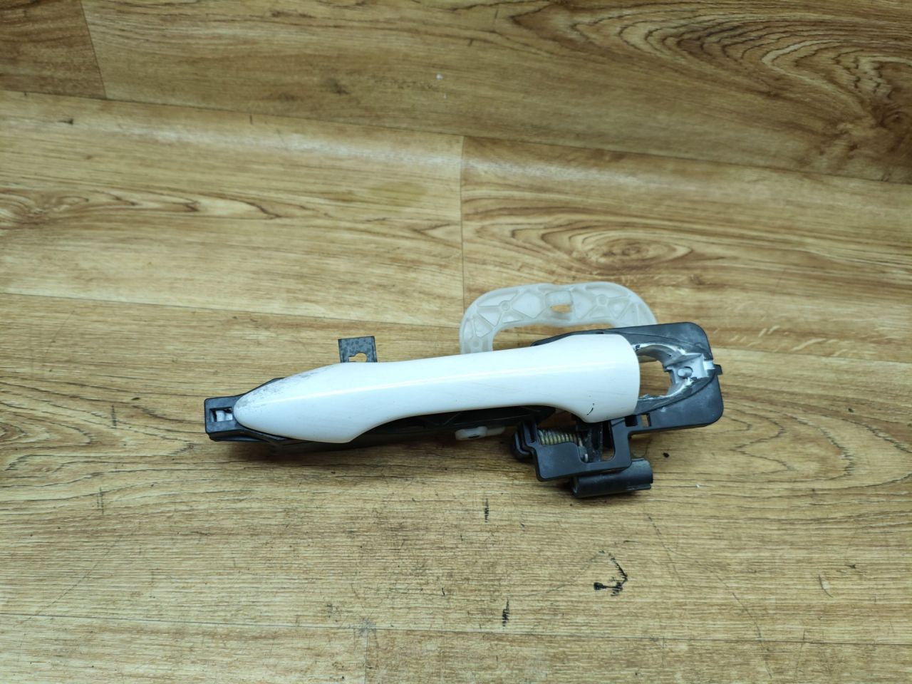 ручка наружная Hyundai ix35 1 поколение 2012, 2.0 л., G4KD, бензин, МКПП, внедорожник 5 дв., передний привод - фото №1