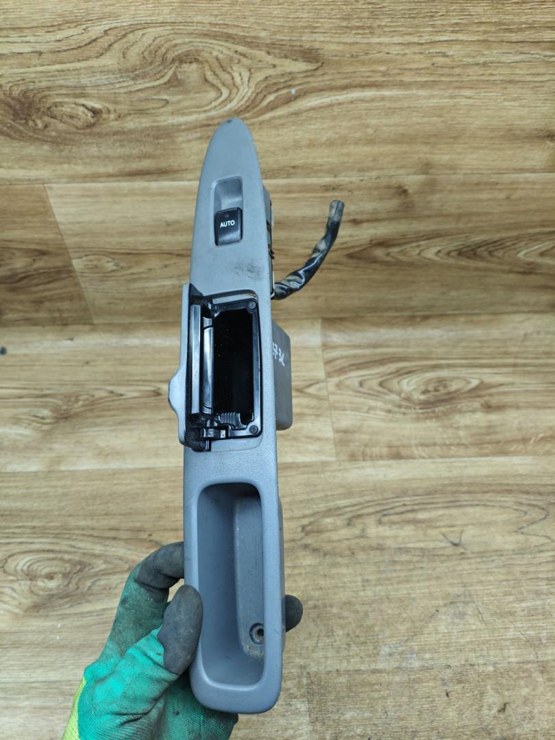 кнопка стеклоподъемника двери задней Toyota Avensis Verso 1 поколение 2003, 2.0 л., дизель, МКПП, минивэн, 84030-44020 - фото №1