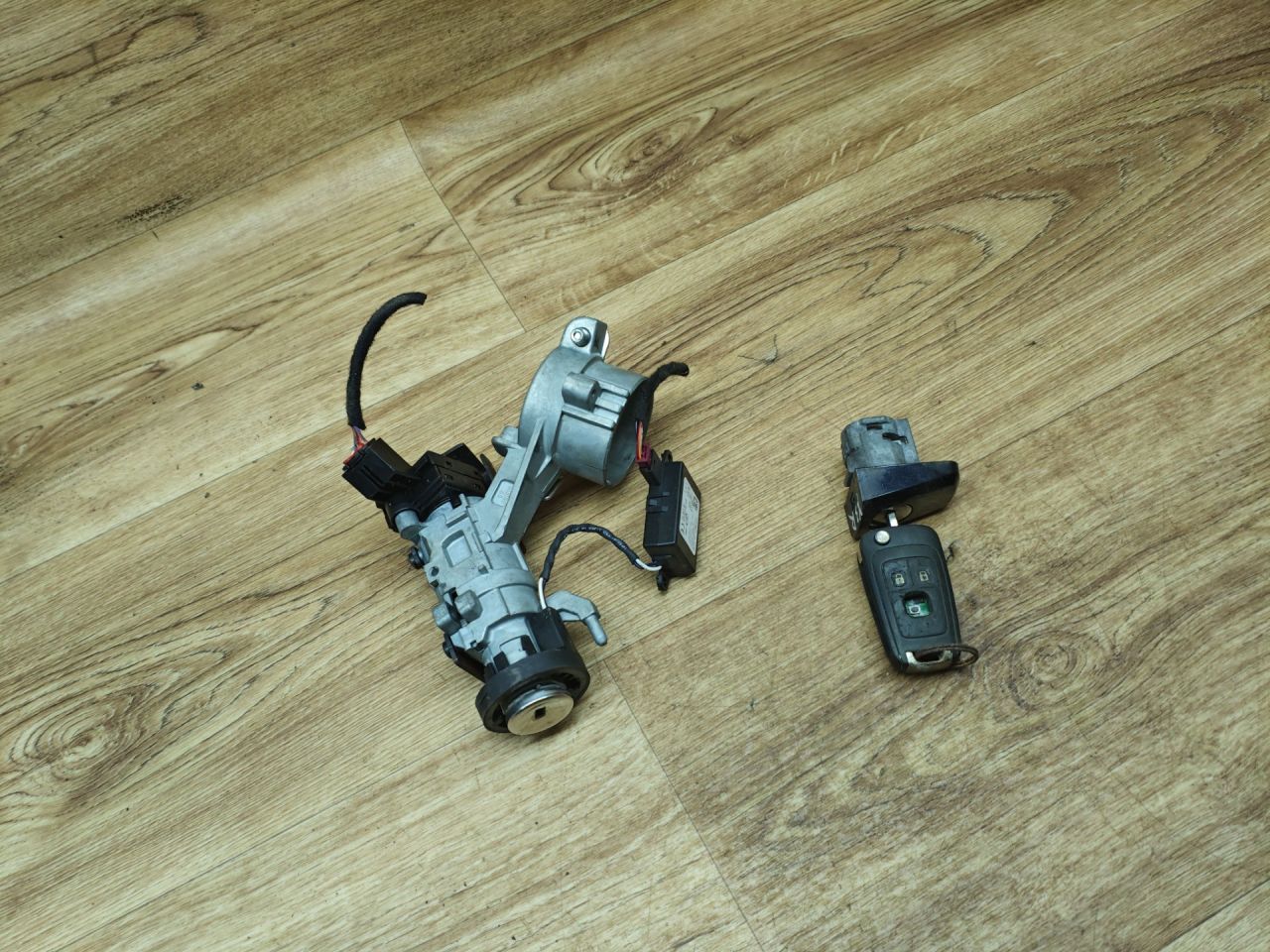 личинка дверного замка Opel Insignia 1 поколение (A) 2008, 2.0 л., A 20 DTH, дизель, МКПП, седан - фото №1