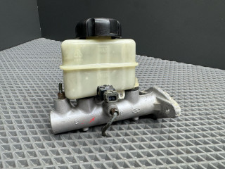 цилиндр тормозной главный Kia Magentis 1 поколение [рестайлинг] GD 2004, 2.5 л., G6BV, бензин, АКПП, седан, передний привод, 585103D500