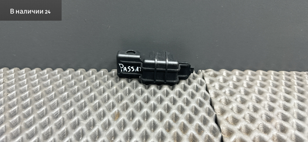 кронштейн радиатора Volkswagen Passat B5 2001, 8DO260427 - фото №1