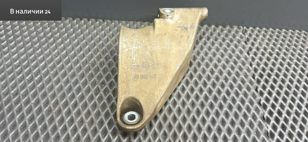 кронштейн генератора Chevrolet Lacetti 1 поколение J200 2007, 1.6 л., F16D3, бензин, МКПП, 87u - pearl black, седан, передний привод, 96352142 - фото №1