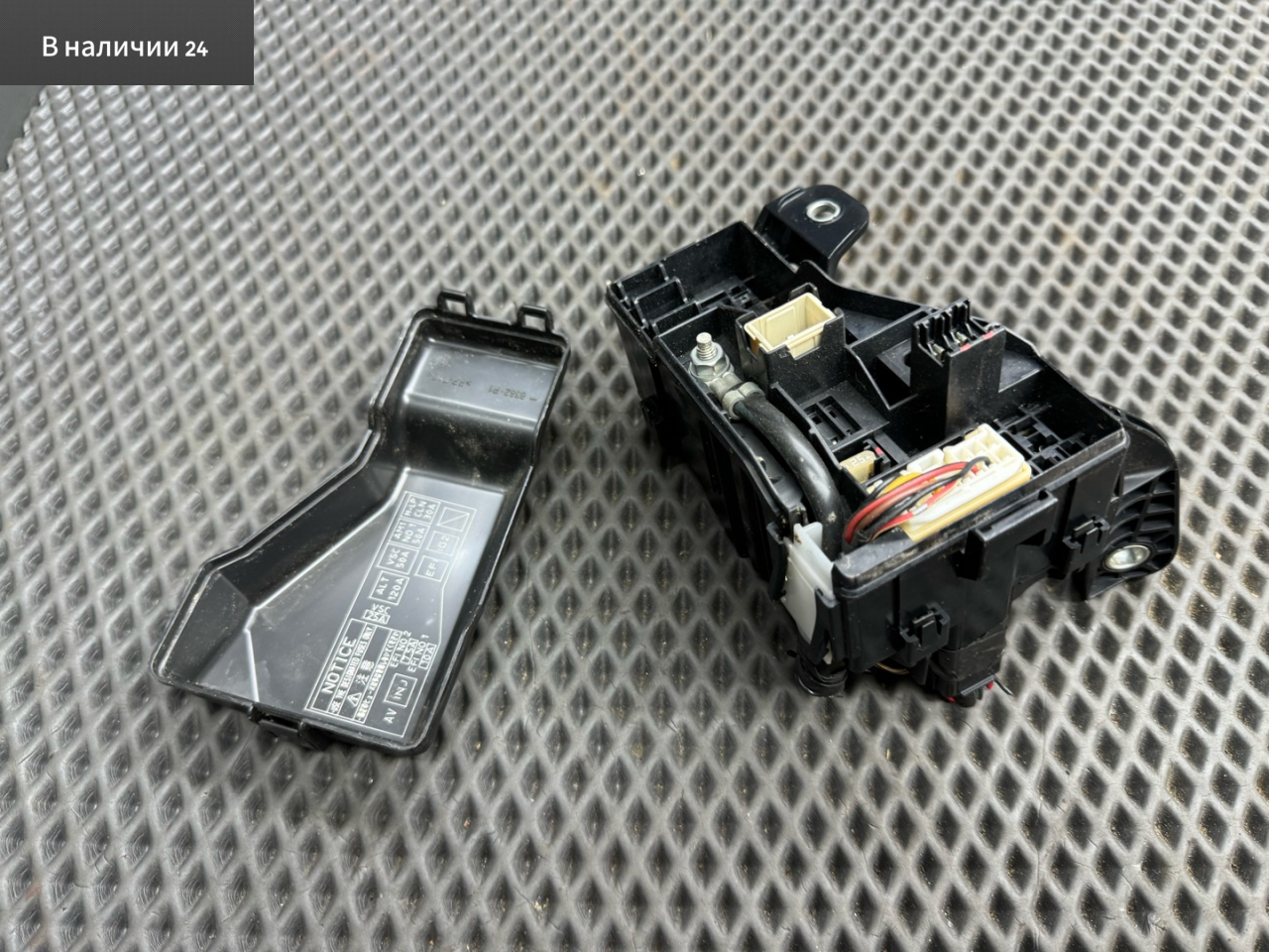 блок предохранителей Toyota Avensis 2 поколение (T250) 2005 - фото №1