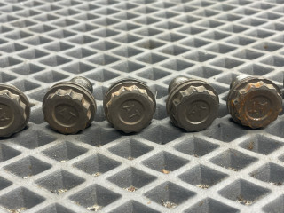 болт двигателя Kia Rio 1 поколение [рестайлинг] DC 2004, 1.5 л., A5D, бензин, АКПП, c5 - diamond silver серебро, универсал, передний привод, 233112X000