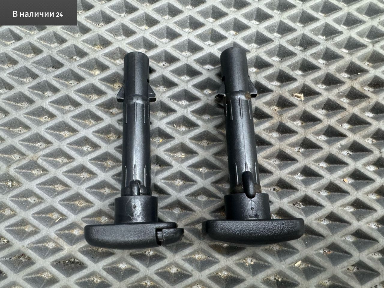 замок подголовника передний Kia Cerato 2 поколение TD 2009, 1.6 л., G4FC, бензин, МКПП, cеребро 3d - bright silver, седан, передний привод, 889201M300WK - фото №1