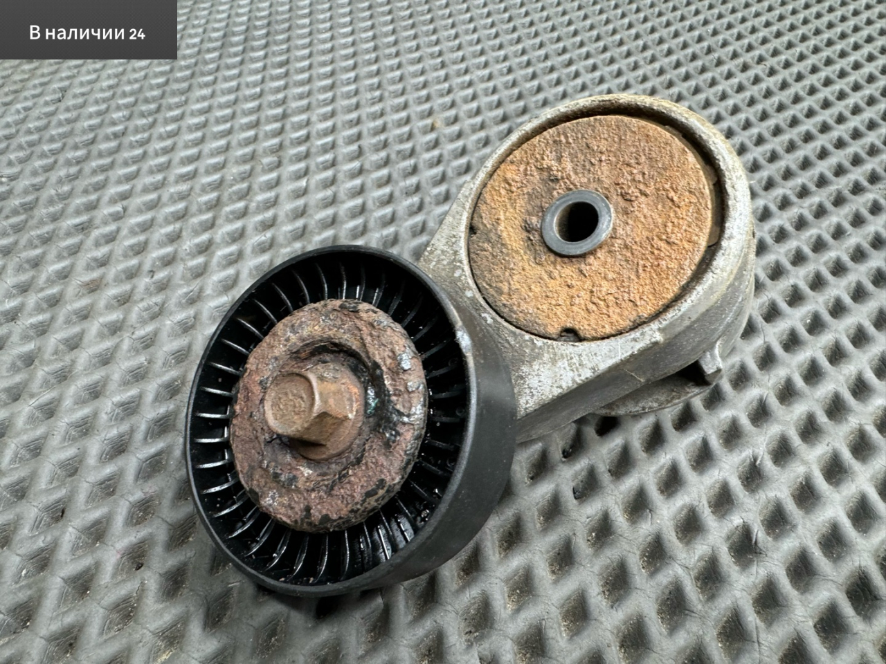 Натяжитель ремня агрегатов Kia Cerato 2 поколение TD 2011, 1.6 л., G4FC, бензин, АКПП, o9 - clamp hand brake cab, седан, передний привод - фото №1