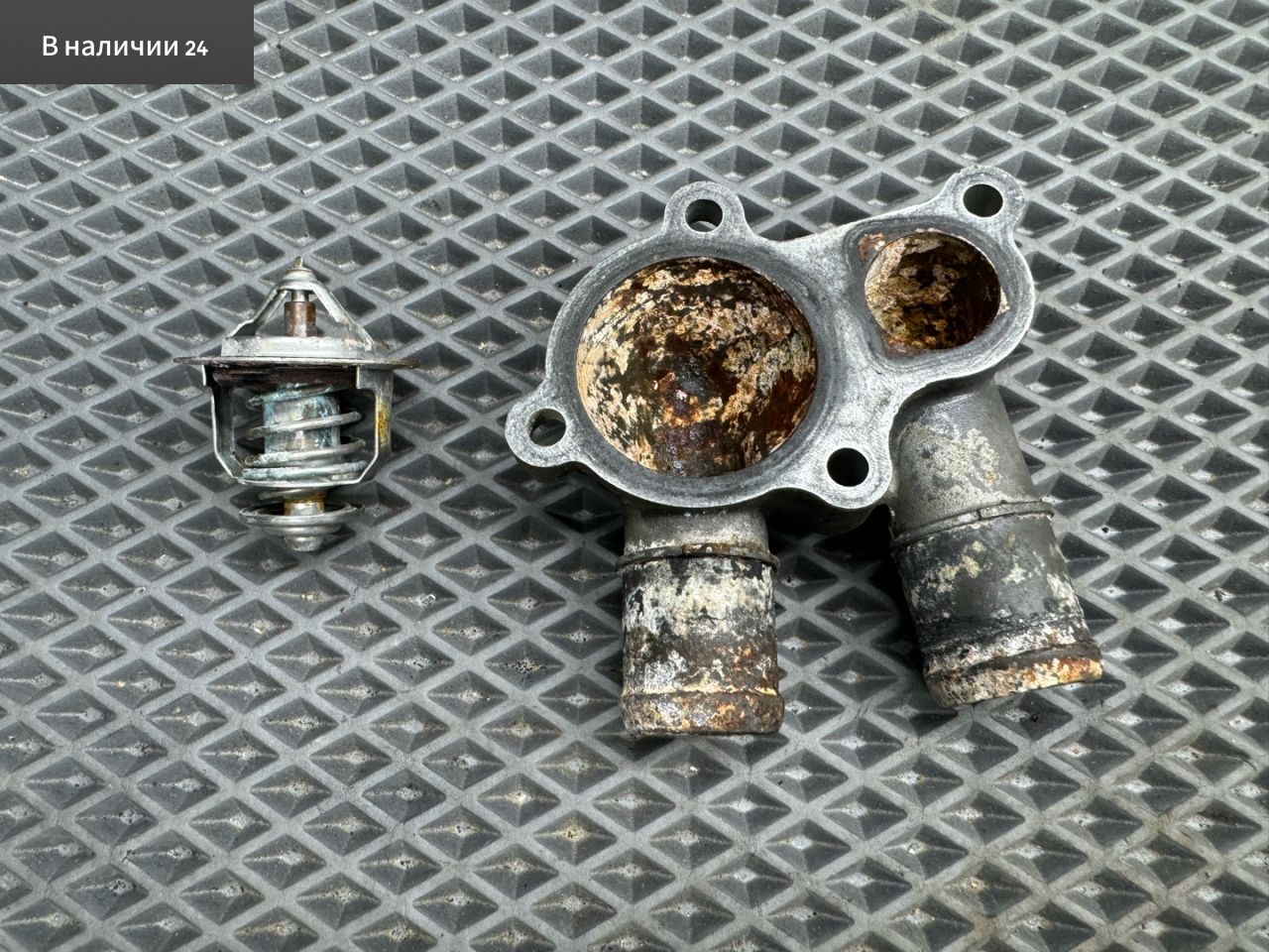 корпус термостата Hyundai Accent 2 поколение (LC) LC 2007, 1.5 л., G4EC-G, бензин, МКПП, серый s10, седан, передний привод, 25500-23010, LT0810 - фото №1