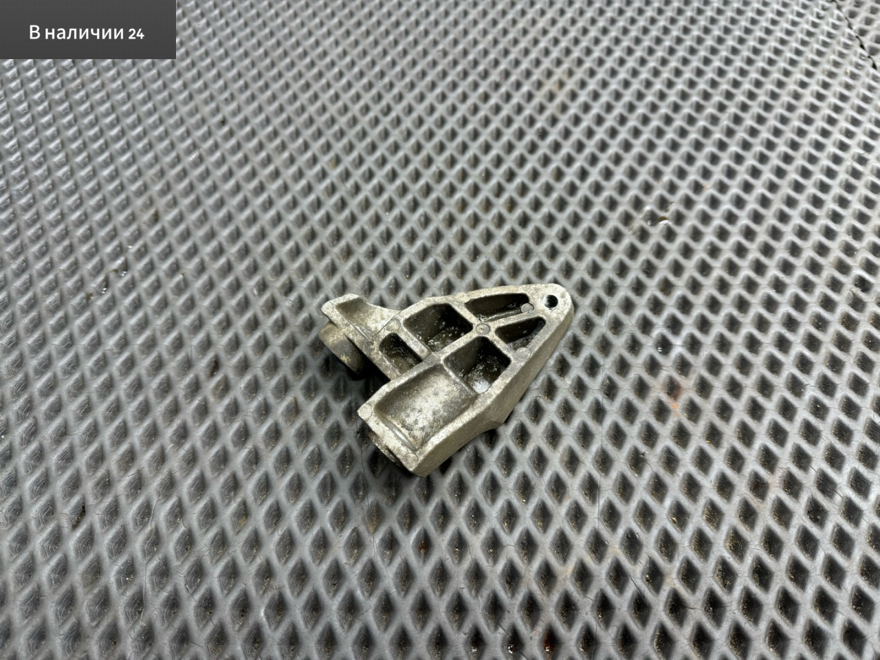 кронштейн (крепление) Chevrolet Lacetti 1 поколение J200 2007, 1.6 л., F16D3, бензин, МКПП, 87u - pearl black, седан, передний привод, 98426046 - фото №1