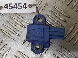 датчик удара Volkswagen Passat B6 2007, 2.0 л., TDi, BMR, дизель, 6МКПП, чёрный, седан, передний привод, правый руль, 1K0955557A