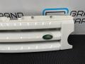 решетка радиатора Land Rover Discovery 3 поколение L319 2006, АКПП, 603 chawton white solid - белый, полный привод, правый руль, DHB000274XXX - фото №3