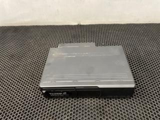 CD-чейнджер Land Rover Range Rover 3 поколение [рестайлинг] L322 2006, дизель, АКПП, 697 - java black/черный., полный привод, правый руль, AH4219C043GA