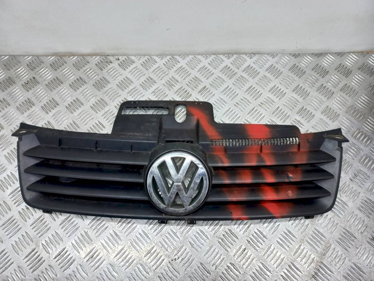решетка радиатора Volkswagen Polo 4 поколение 2005, 6Q0853651C - фото №1