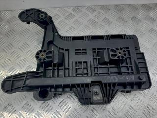 полка аккумулятора Volkswagen Golf 5 поколение 2008, 1KM915333