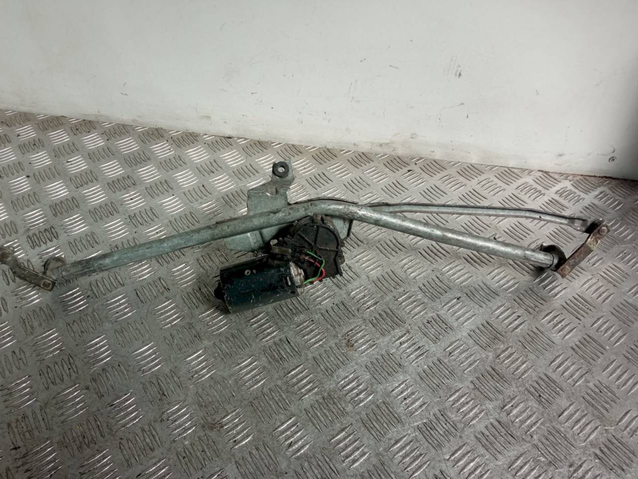 механизм стеклоочистителя (трапеция дворников) Volkswagen Passat B4 1995 - фото №1
