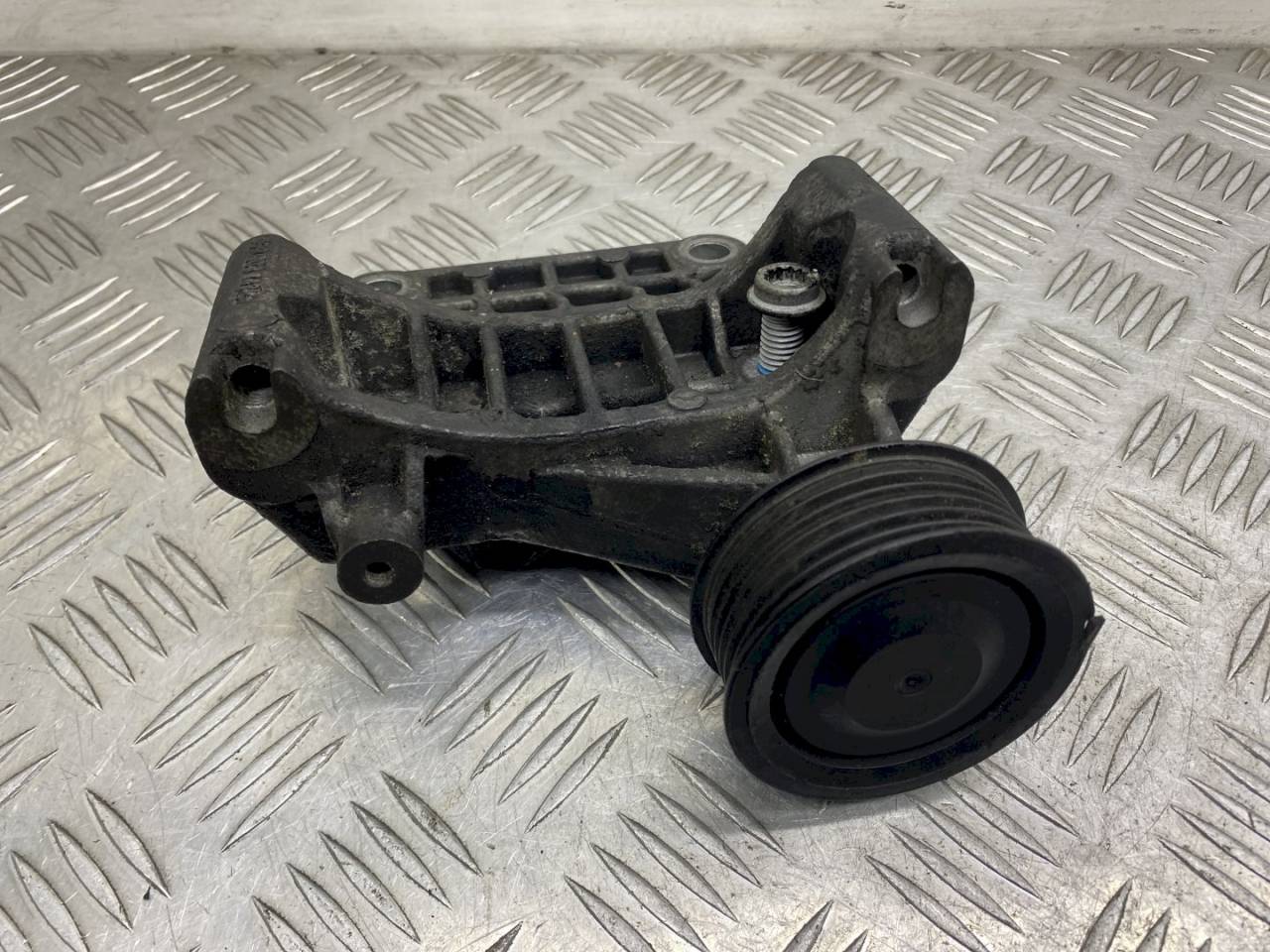 кронштейн генератора Audi A6 4F/C6 2006, 3.0 л., TDi, 059903143K - фото №1