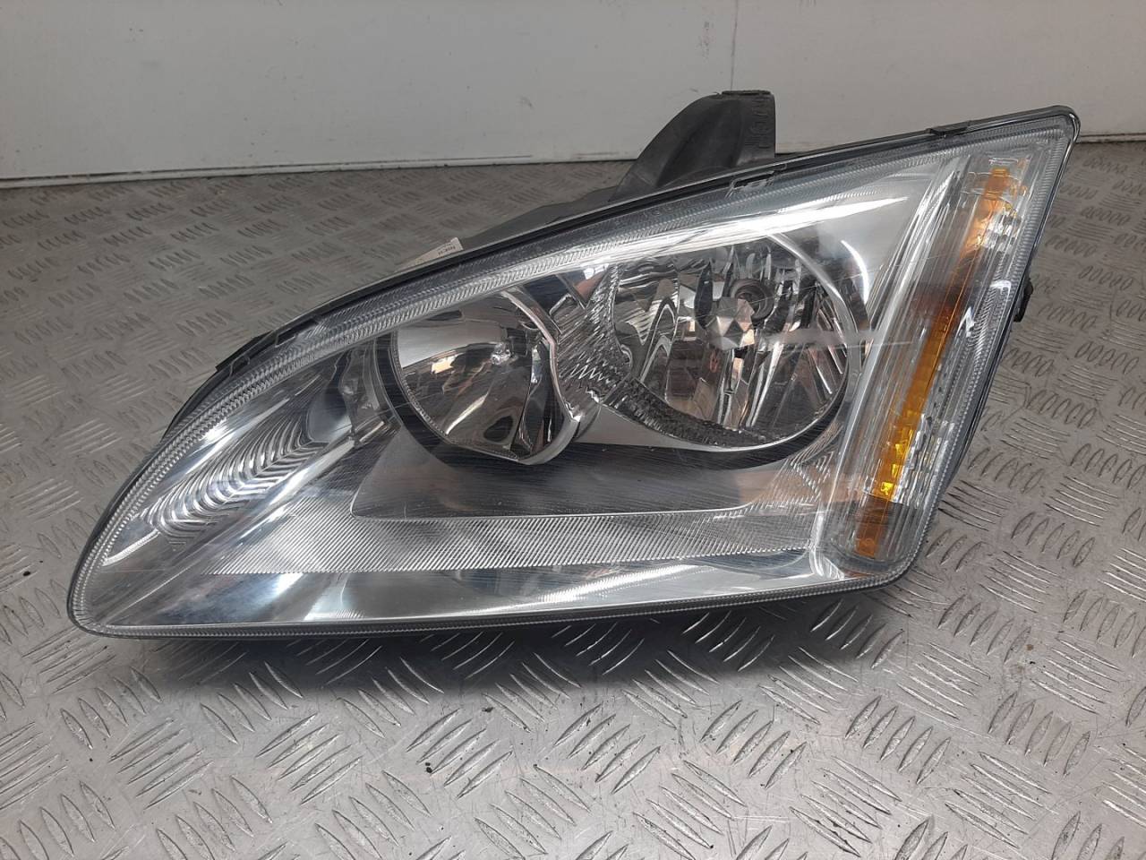 фара левая Ford Focus 2 поколение 2008, 4M51-13W030-AC - фото №1