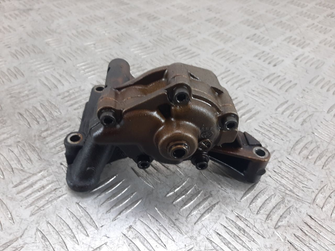 насос масляный Volkswagen Golf 4 поколение 2002, 1.9 л., TDi, дизель, 06A115105 - фото №1