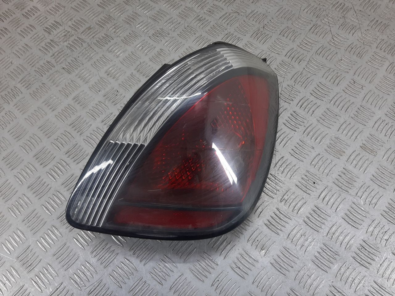 фонарь задний правый Kia Rio 2 поколение 2008 - фото №1